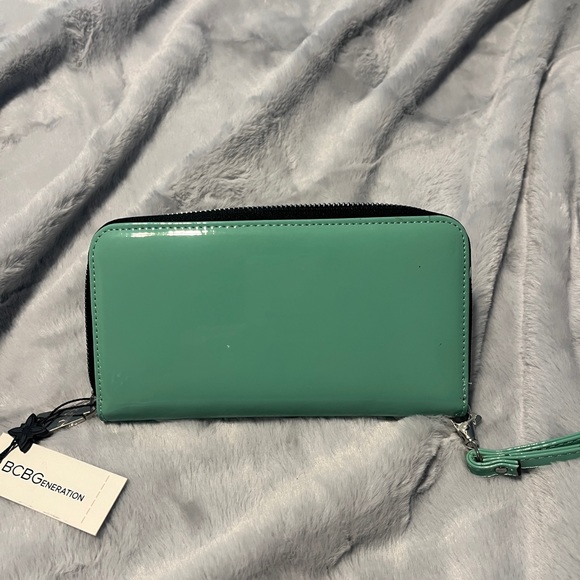 NWT Sea-green BCBG wristlet - Picture 4 of 6